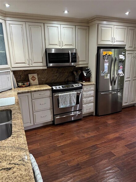 Building Photo - 925 NE 26th Ave