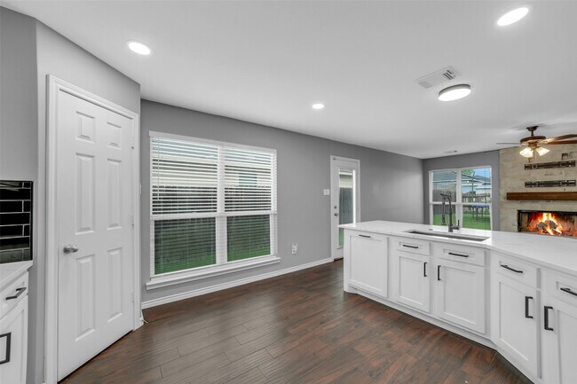 Building Photo - 2214 Shady Pine Dr