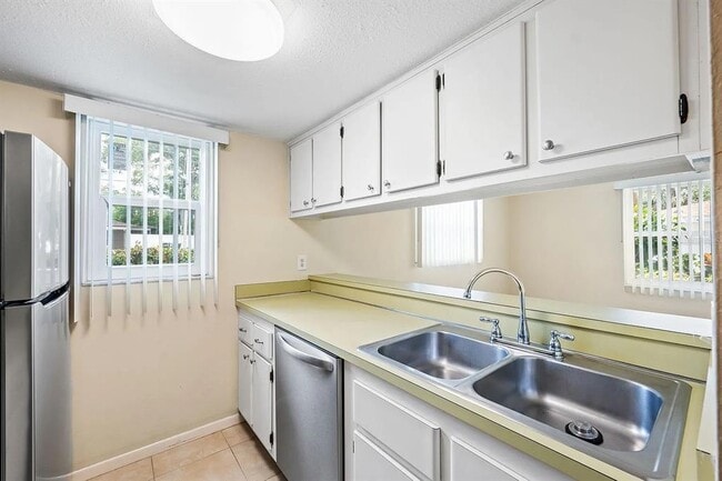 Building Photo - 2525 W Bay Dr