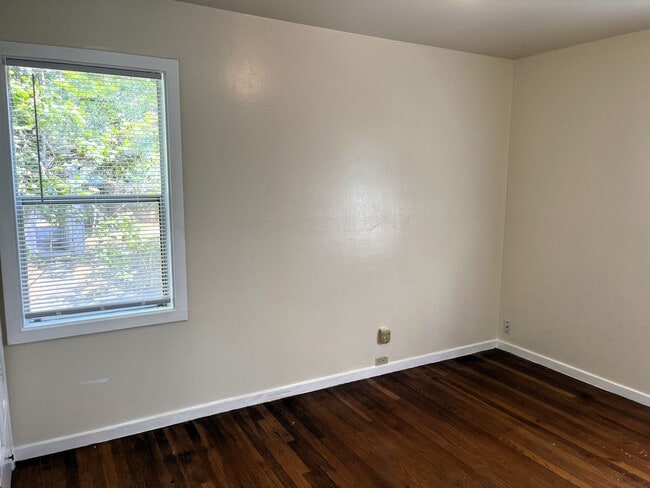 Building Photo - Pet-friendly home with hardwood floors and...