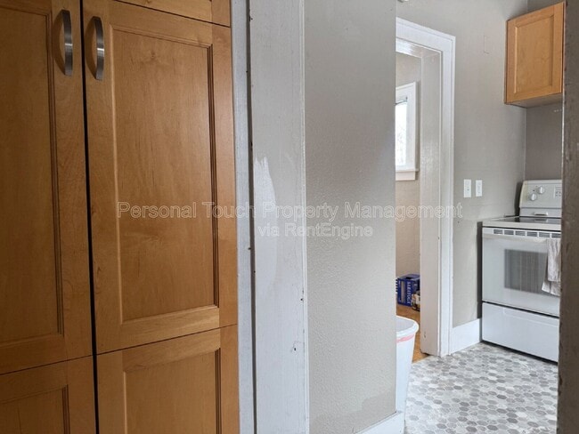 Building Photo - 606 5th St S