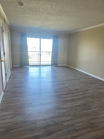 Building Photo - 1650 Harbor Dr