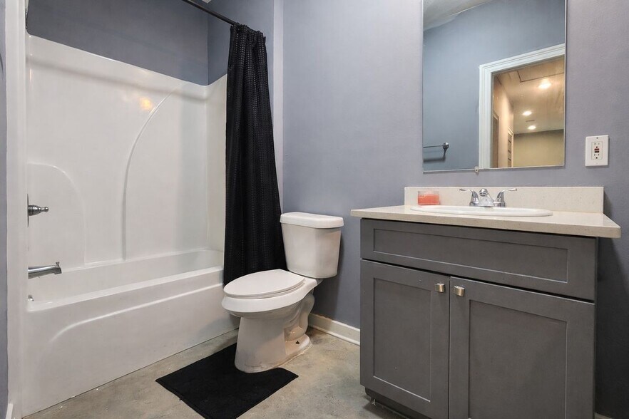 Building Photo - 343 W Johnson St