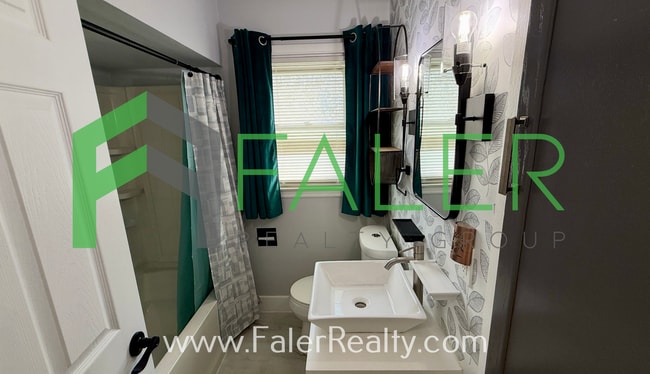 Building Photo - Show-stopping rental available!