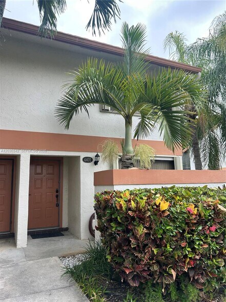 Building Photo - 4401 SW 70th Ter