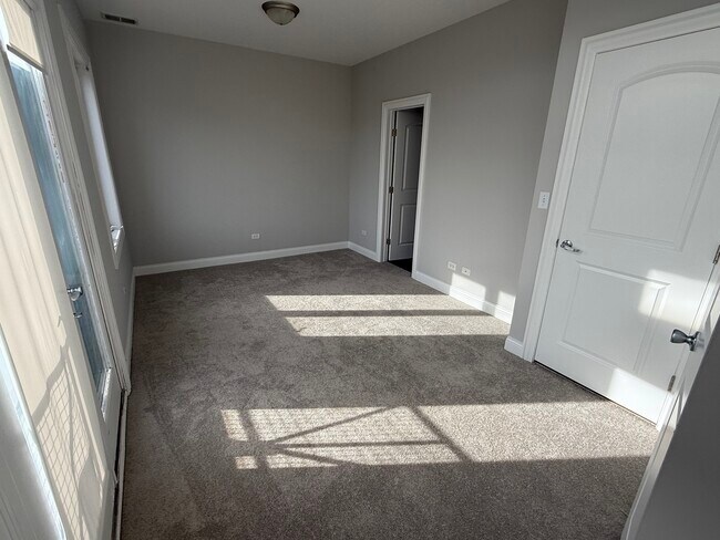 Building Photo - 7006 W Medill Ave