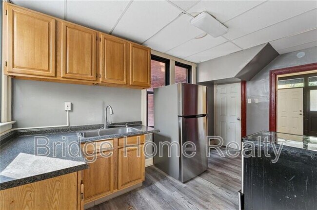 Building Photo - 1250 Blackadore Ave