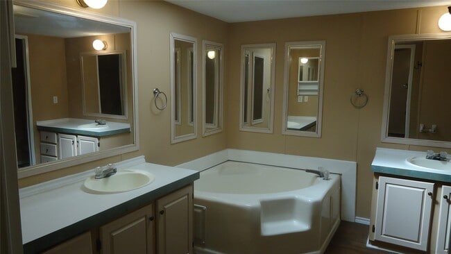 Building Photo - 108 Gossett St