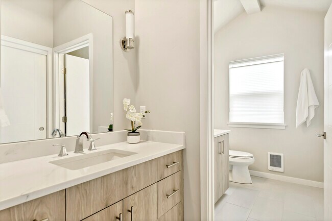 Building Photo - 3537 N Prospect Ln