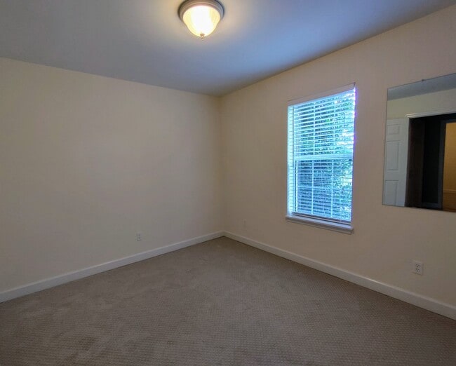 Building Photo - 2108 Valley Dale Ln