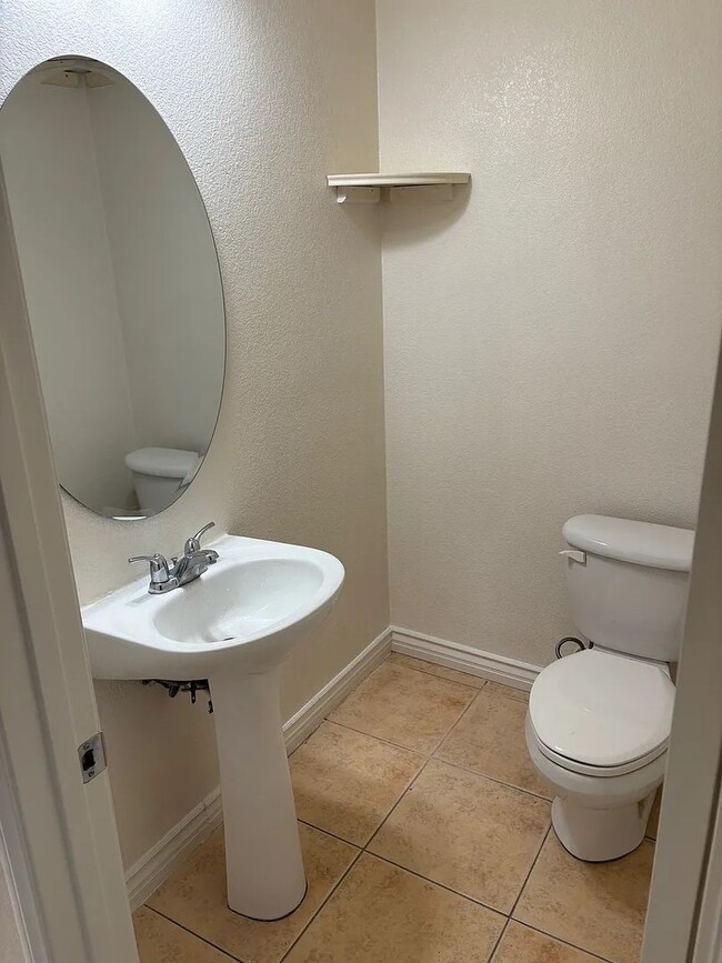Building Photo - Newer 4bed 2.5 bath House