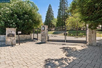 Building Photo - 660 La Casa Via