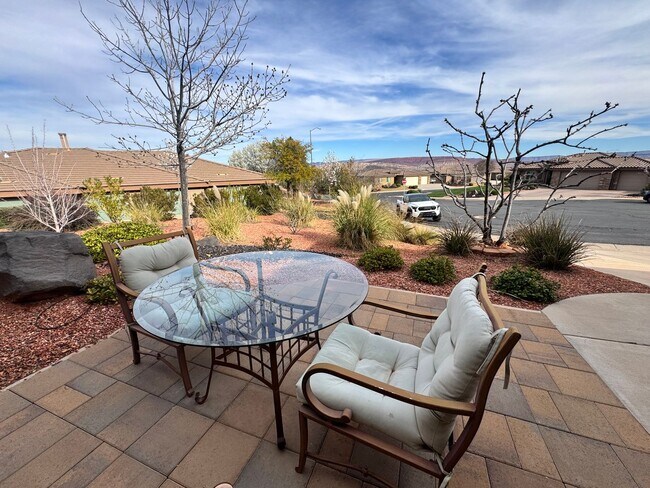 Building Photo - Short Term Fully Furnished Rental! Available May 1st - October 31st!