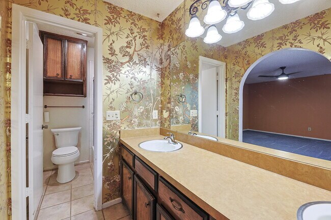 Building Photo - Spacious 3/2/2 near McCullough Park