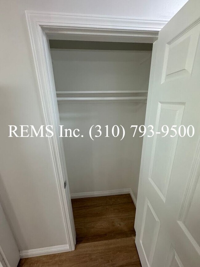 Building Photo - Remodeled Duplex Unit with Laundry Hook-Up...