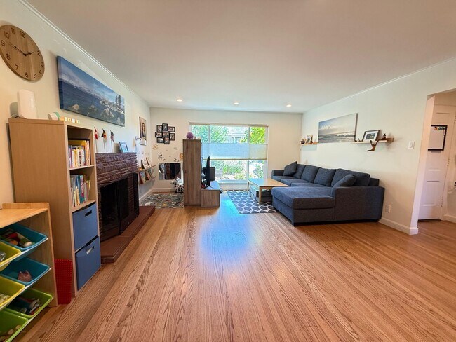 Building Photo - Spacious 5BD/2BA Home in San Carlos with S...