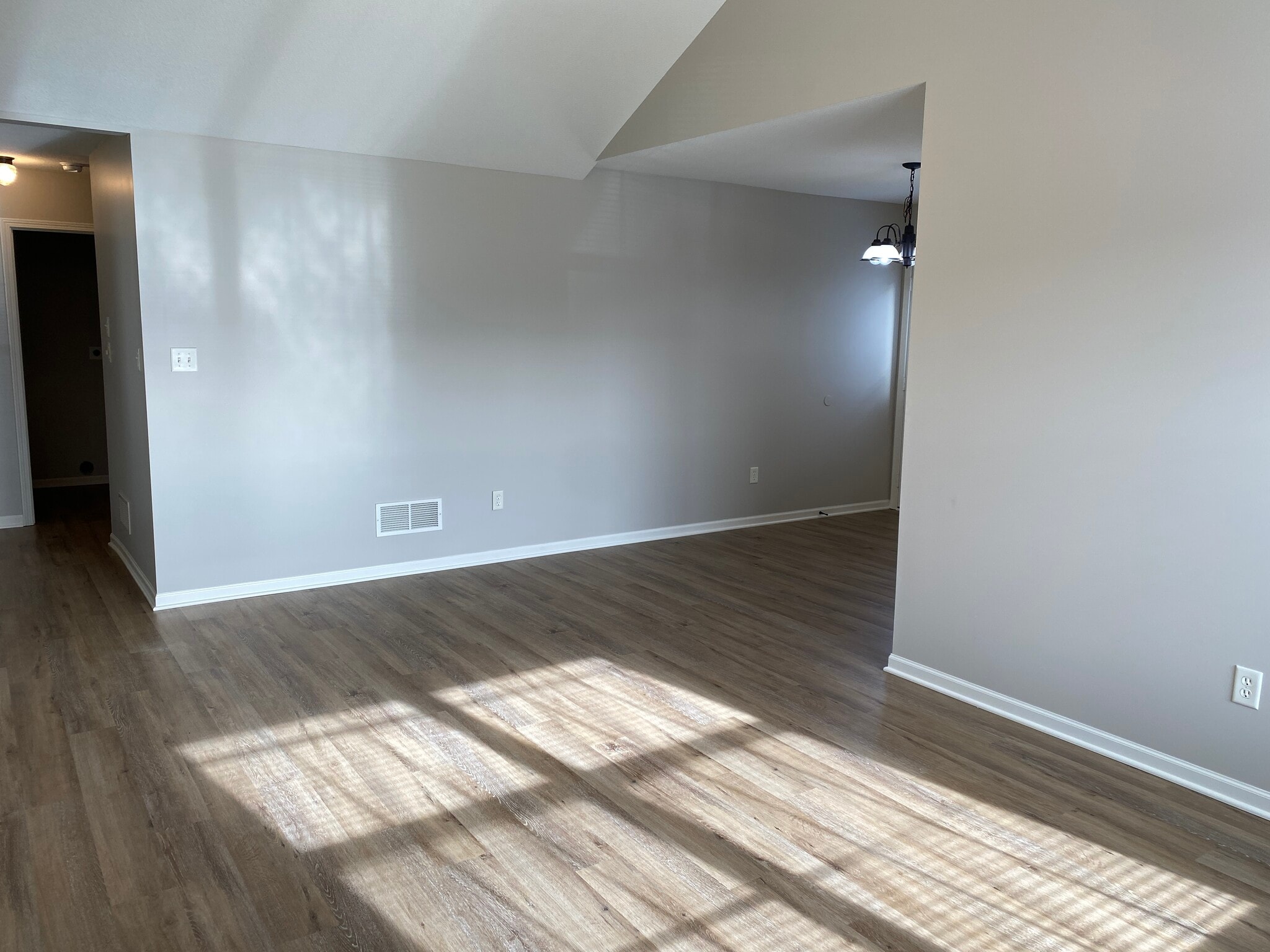 Building Photo - 220 SW Chartwell Cir