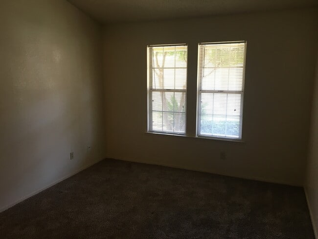 Building Photo - Beautifully Updated 2 Bed 2 Bath