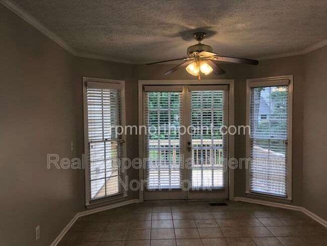 Building Photo - 1565 Maple Ridge Dr