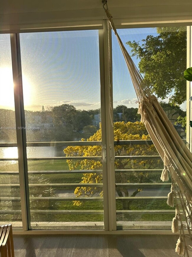 Building Photo - 1811 Sabal Palm Dr