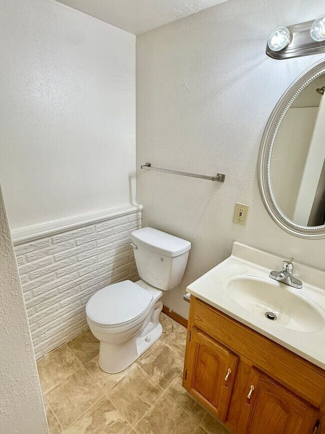Building Photo - Tri-level Home with 4 bedrooms in Loveland!
