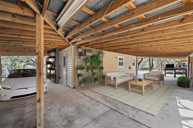 Building Photo - 2033 Lakeview Dr