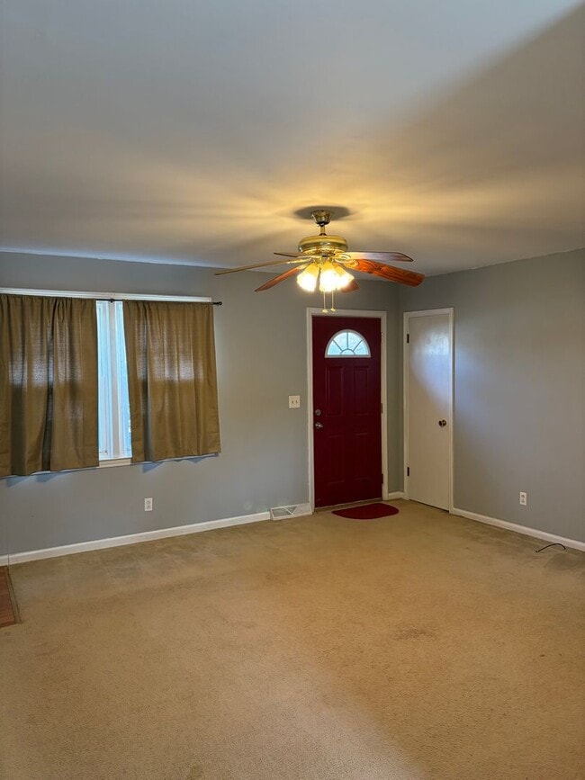 Building Photo - FENCED IN YARD AND LARGE DETACHED TWO CAR GARAGE LOCATED IN THE DESIRED TRAVELERS REST!!!