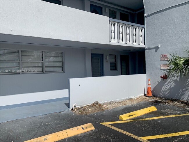 Building Photo - 1333 E Hallandale Beach Blvd