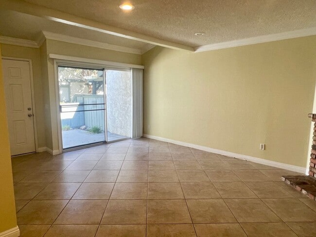 Building Photo - Charming 2 Bed 1.5 Bath Condo in Quiet and...