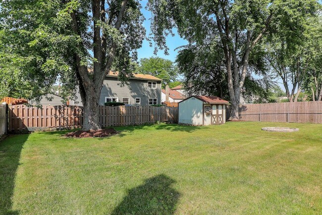 Building Photo - 812 W Appletree Ln