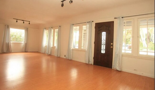 Building Photo - 1238 N Gardner St