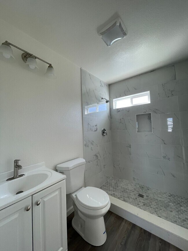 Building Photo - Large and Remodeled 2 Bedroom Unit!