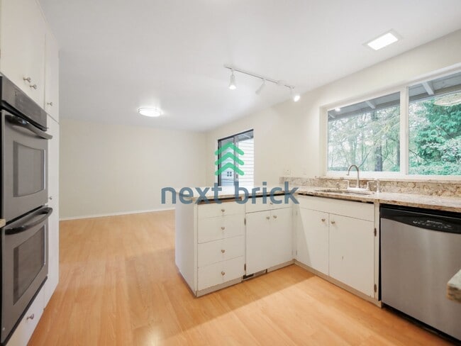 Building Photo - 3 Bed and 3 Bath Plus Office Private Single-family Home is Available for Rent!