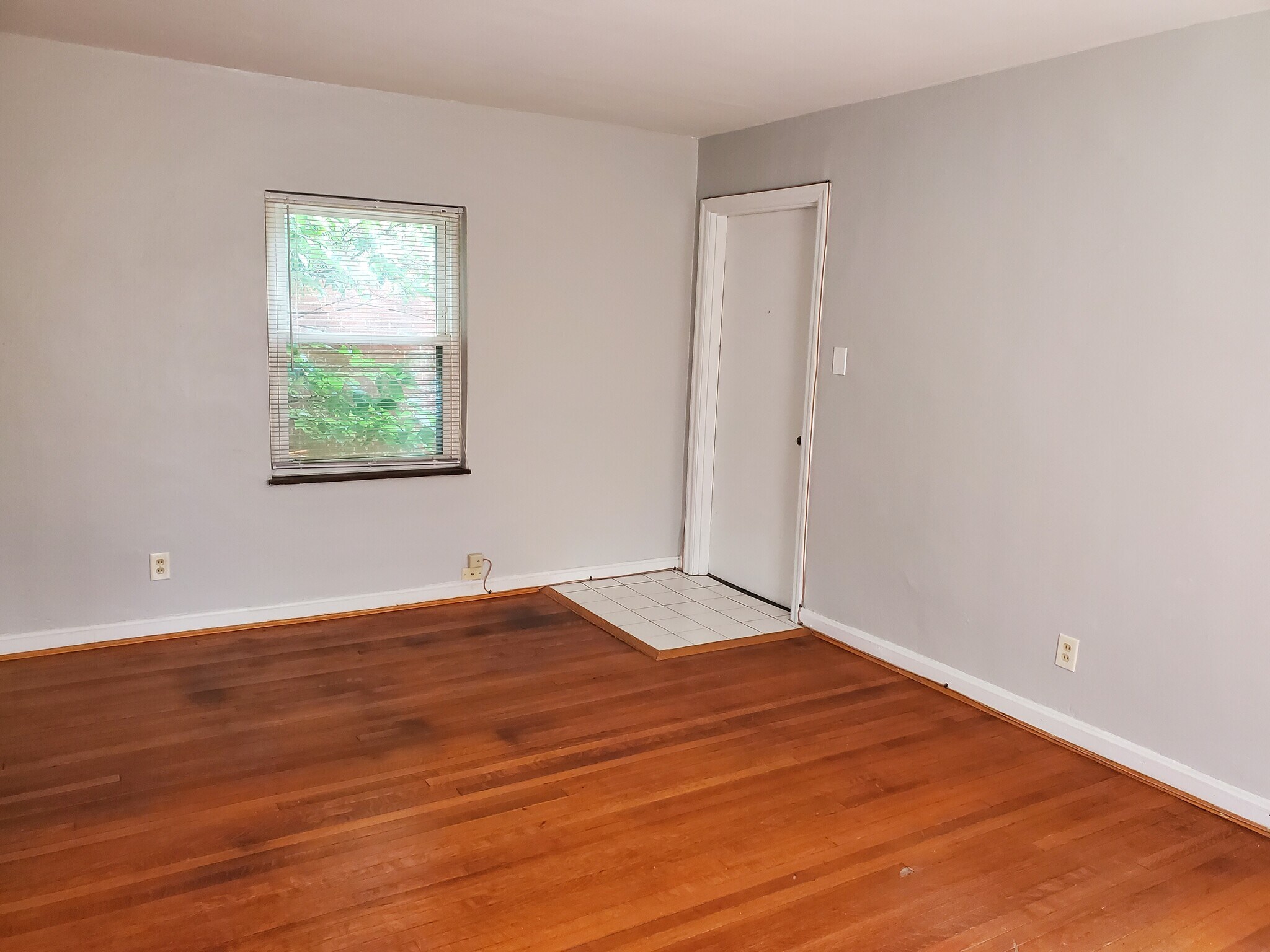 Building Photo - 2363 Ravine St