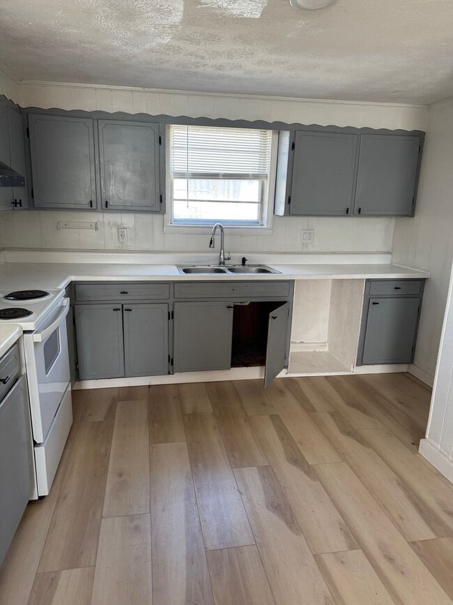 Building Photo - 3 bd 1 ba dowtown town Gadsden