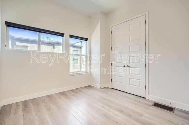 Building Photo - 3044 N Wilson Ct