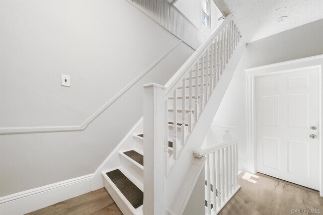 Building Photo - 17 Lawrence Ave