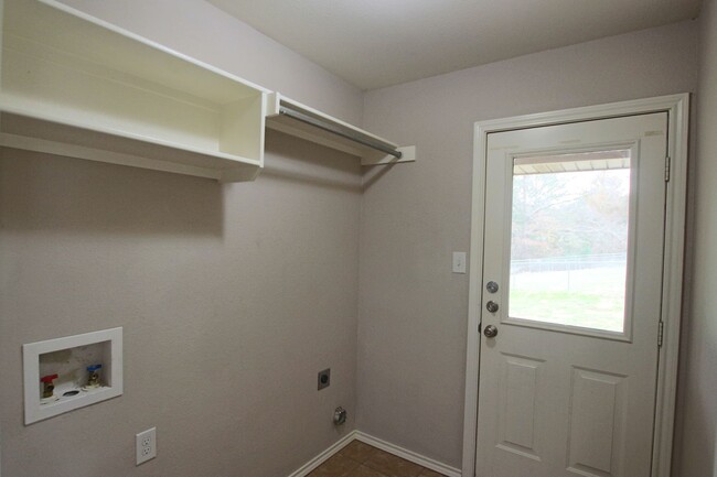 Building Photo - 3 Bedroom Duplex for Rent in Lindale! Tour...