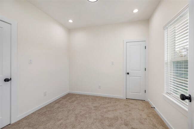 Building Photo - 6417 Eastland St