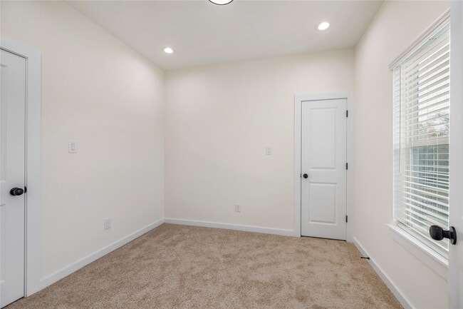 Building Photo - 6417 Eastland St