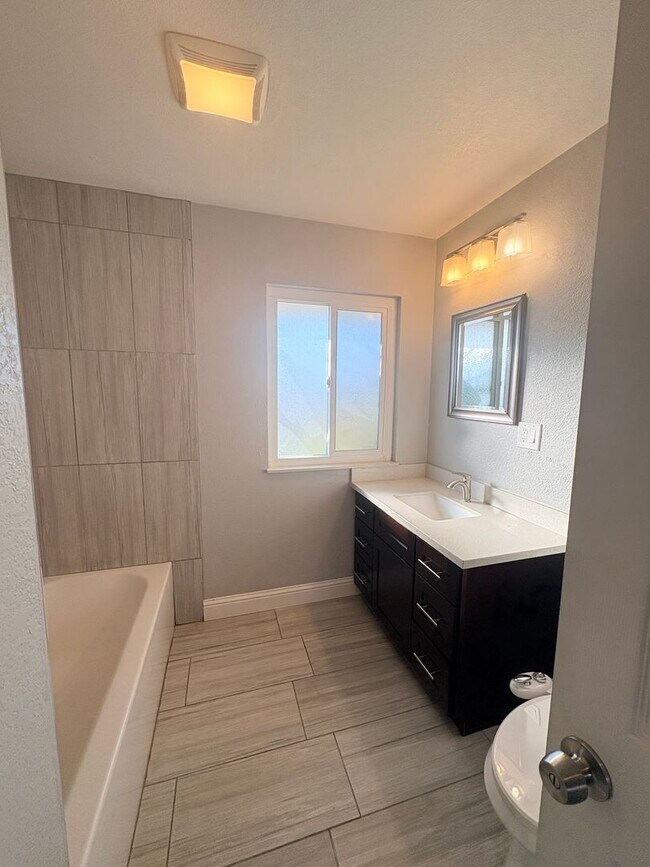 Building Photo - 1524 Gladstone Dr