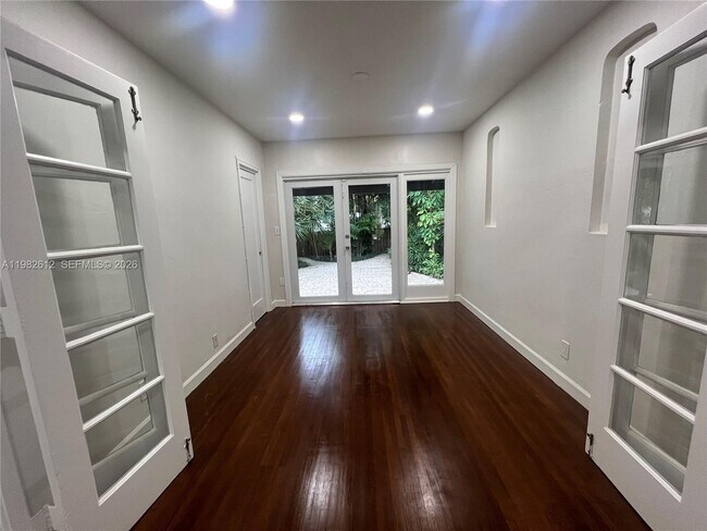 Building Photo - 1900 Tigertail Ave