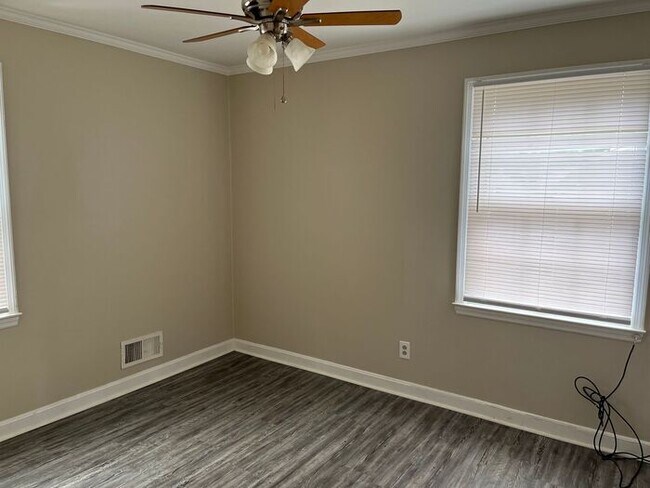 Building Photo - Apartment Close to Downtown Albemarle