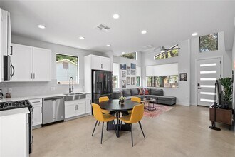 Building Photo - 2715 E 3rd St