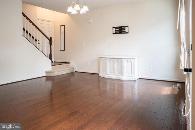 Building Photo - 42243 Canary Grass Square