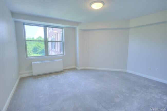 Building Photo - 300 E Overlook