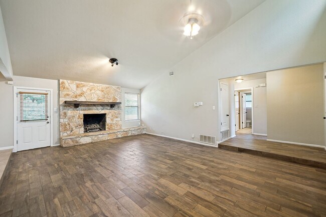 Building Photo - BEAUTIFUL 3-BEDROOM, SINGLE STORY HOME IN HIDDEN FOREST