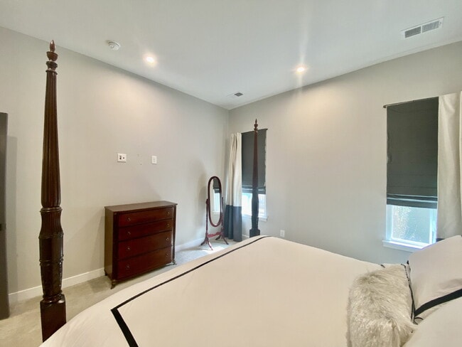 Building Photo - GORGEOUS TOWNHOME IN SOUTH PARK