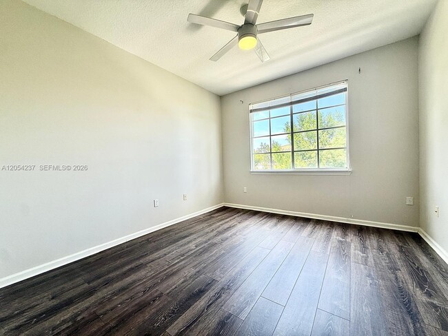 Building Photo - 9208 Myrtlewood Cir W