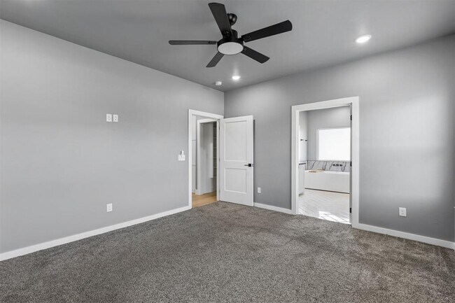 Building Photo - 4930 Meadow Dr